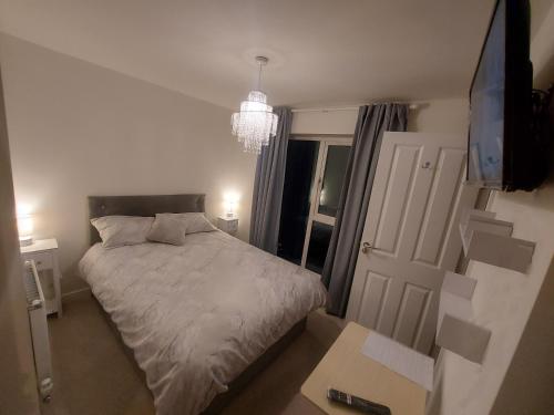 Katil atau katil-katil dalam bilik di 3 Guest Rooms in a 3bed house with kitchen, ENSUITE options also available