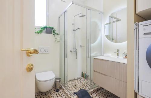 une salle de bain avec une douche, des toilettes et un lavabo dans l'établissement Royal - Luxury & Elegance in Monaco, à Beausoleil