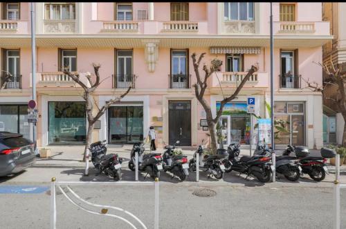uma fila de motocicletas estacionadas em frente a um edifício em Royal - Luxury & Elegance in Monaco em Beausoleil