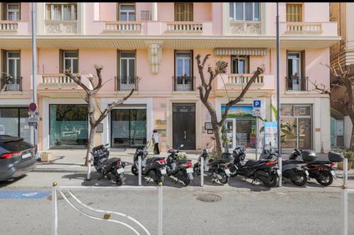 une rangée de motocycles garés devant un bâtiment dans l'établissement Royal - Luxury & Elegance in Monaco, à Beausoleil