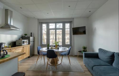 une cuisine et un salon avec une table et un canapé dans l'établissement Résidence Harmonie Appartement N 3 Meublé Avec Petit Déjeuner, à Néris-les-Bains