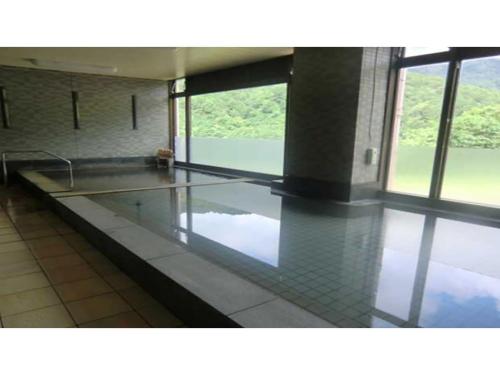 una camera con una piscina d'acqua in un edificio di Asakusa Sanso - Vacation STAY 52030v a Uonuma