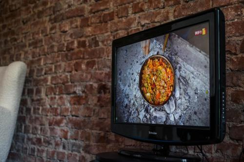 a television with a picture of a pizza on it at Villa Mavro Mavrovo in Mavrovo