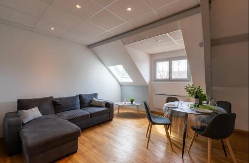sala de estar con sofá y mesa en Logement N 5 haut de gamme Neris Les Bains Avec Petit Déjeuner, en Néris-les-Bains
