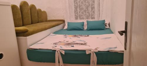 Cette petite chambre comprend deux lits et une chaise. dans l'établissement Vikendica Tiva-Fruska Gora, 