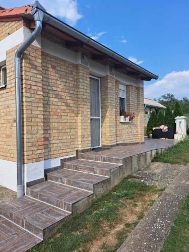 El edificio en el que está la casa vacacional