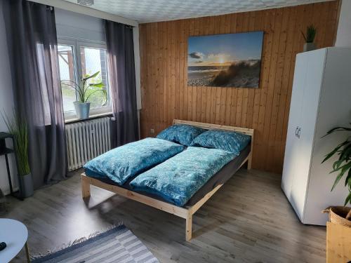 Un dormitorio con una cama con almohadas azules. en Das hinter Haus, en Rohrbach