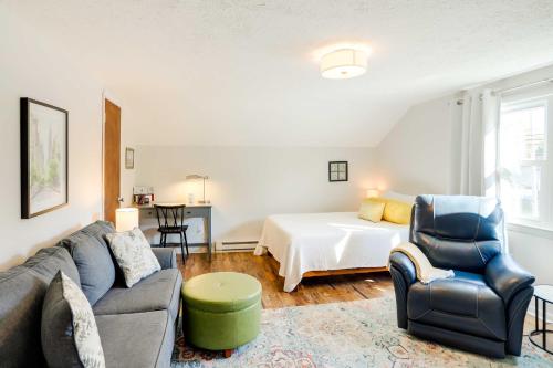 - un salon avec un canapé et un lit dans l'établissement Cozy Norwalk Apt Near Cedar Point and Kalahari!, à Norwalk