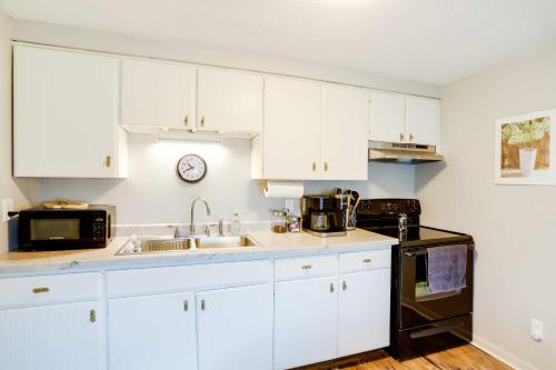 Dapur atau dapur kecil di Cozy Norwalk Apt Near Cedar Point and Kalahari!