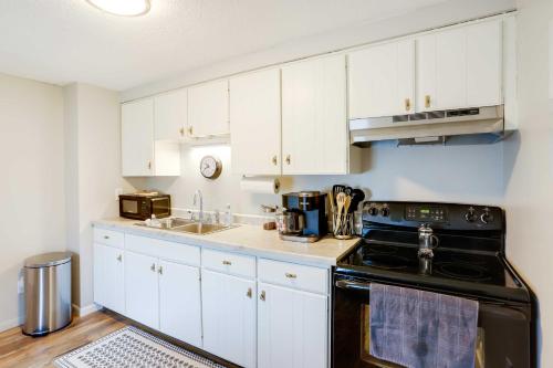 Dapur atau dapur kecil di Cozy Norwalk Apt Near Cedar Point and Kalahari!