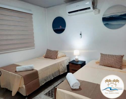 a room with two beds and a couch in it at Apartamentos Mar & Arena in San Andrés