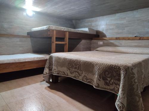 1 Schlafzimmer mit 2 Etagenbetten in einem Zimmer in der Unterkunft Casa Mirian in Arroyo Frio