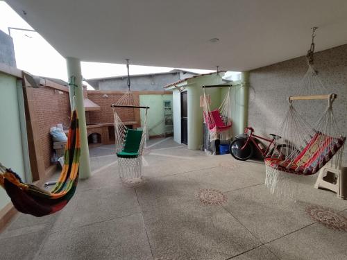 Habitación con 2 hamacas en un edificio en Casa Vía Spondylus, en Santa Elena