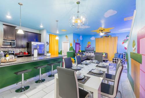 - une salle à manger et une cuisine avec une table et des chaises dans l'établissement Amazing Thematic House Pvt PoolArcades Resort, à Orlando