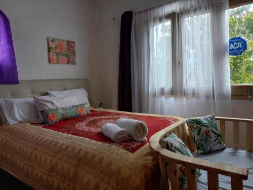 a bedroom with a bed with pillows and a window at Cabaña en Tigre in Tigre