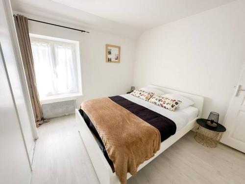 a white bedroom with a bed and a window at Tiam Anh-TiAM CONCIERGERIE DISNEY Maison PARKING Gratuit in Bailly-Romainvilliers