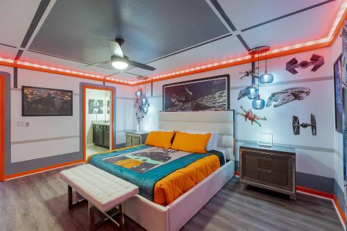 Un dormitorio con una cama y una mesa dentro. en Star Wars themed with pool and Game Room on Resort, en Davenport