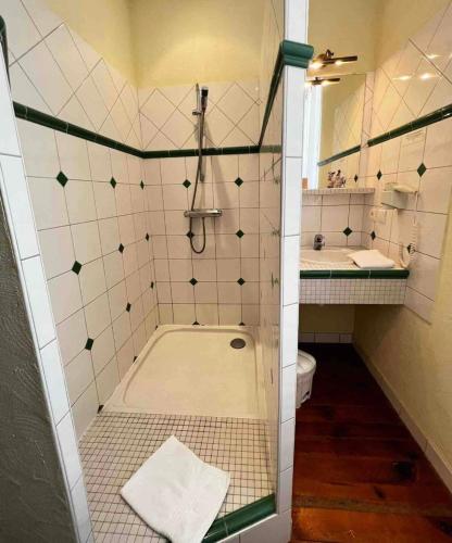 Baño pequeño con bañera y lavamanos en Chez Vanessa, en Saint-Gervais-dʼAuvergne