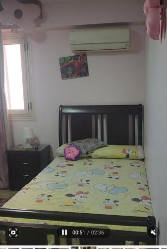 Un dormitorio con una cama con una manta con vacas. en شقه مفروشه, en Alejandría