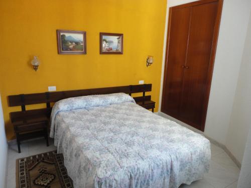 Tempat tidur dalam kamar di Apartamentos Sarga Sentirgalicia