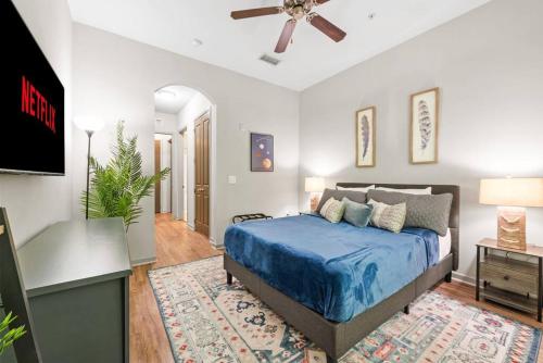 - une chambre avec un lit et un ventilateur de plafond dans l'établissement Luxe 2 Bedroom Oasis near Cobb and Truist Park, à Atlanta