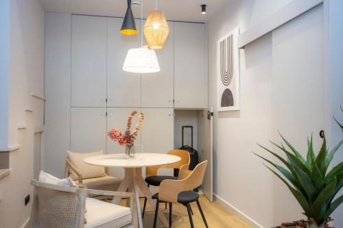 a dining room with a table and chairs at Aila II Hotel Boutique by SingularStays - Digital Access in Burjasot