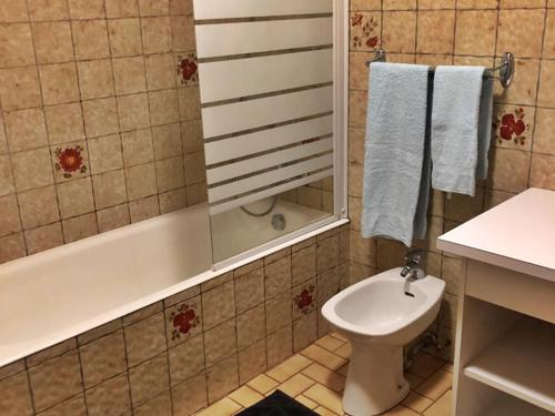 La salle de bains est pourvue de toilettes, d'une baignoire et d'un lavabo. dans l'établissement Appartement Les Gets, 3 pièces, 5 personnes - FR-1-671-73, aux Gets