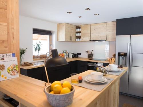 eine Küche mit einer Theke mit einer Obstschale darauf in der Unterkunft Chalet Luxueux 10 Pers. à Serre Chevalier - Terrasse, Local à Ski, Navette Gratuite - FR-1-762-18 in La Salle Les Alpes
