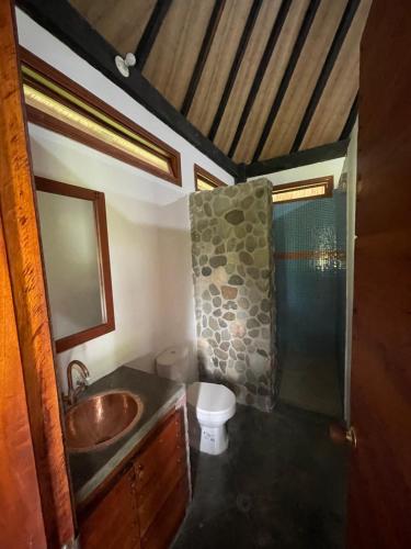 La salle de bains est pourvue d'un lavabo et de toilettes. dans l'établissement finca playa alta, à Palmira