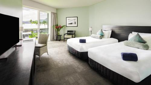 Postel nebo postele na pokoji v ubytování Grand Pacific Hotel