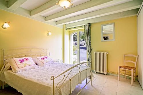 une chambre avec un lit et une fenêtre dans l'établissement Domaine d'Orion, à Orliaguet