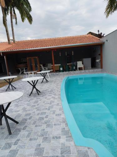 una piscina di fronte a una casa di Casa das Pedras a Caraguatatuba