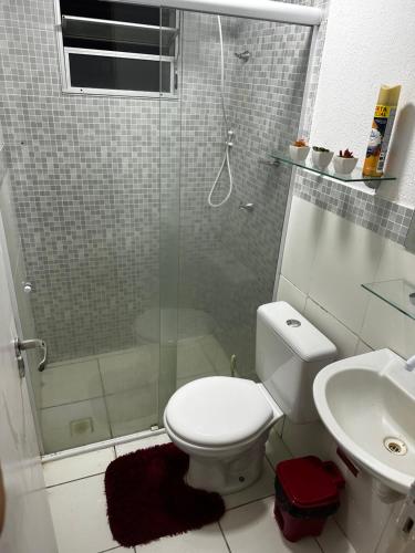 uma casa de banho com um chuveiro, um WC e um lavatório. em Apt da Leily em São Luís