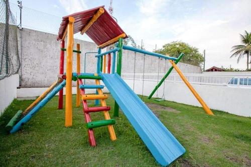 Plac zabaw dla dzieci w obiekcie Apartamento Sun Way Ubatuba- com piscina, churrasqueira e play ground