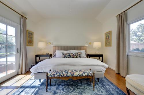een slaapkamer met een bed en een groot raam bij Heavenly Sonoma Country Home Garden, Pool and Spa! in Sonoma
