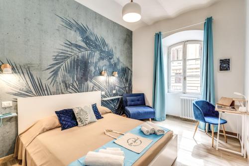 una camera con letto e sedia blu di Nala Luxury Apartment with terrace a Roma