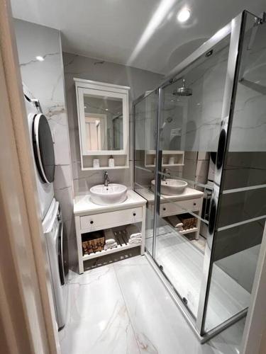 une salle de bain avec deux lavabos et une douche dans l'établissement Promenade Des Anglais 20m, à Nice