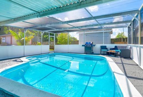 una gran piscina con pérgola en una casa en Sunrise Getaway, en Sunrise