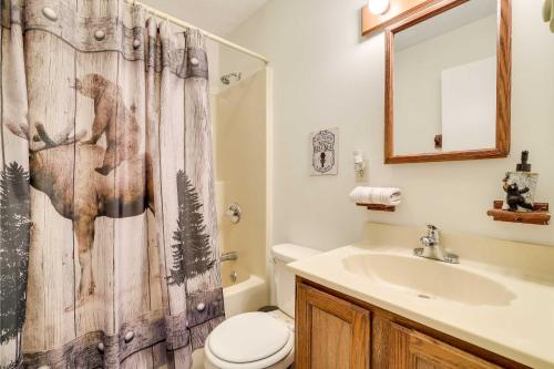 Koupelna v ubytování Charming Long Pond Getaway with Community Perks