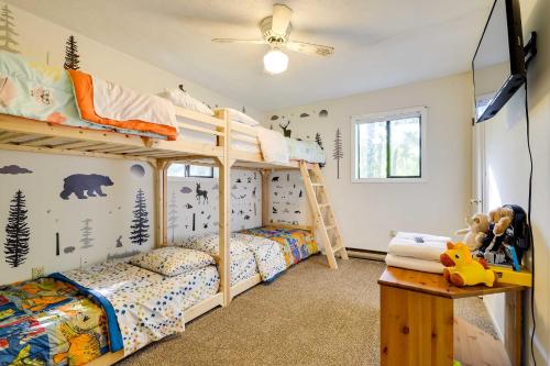 Postel nebo postele na pokoji v ubytování Charming Long Pond Getaway with Community Perks