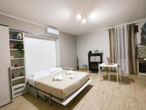 Un dormitorio con una cama y una mesa. en Pietrapantone B&B en Pietrapertosa