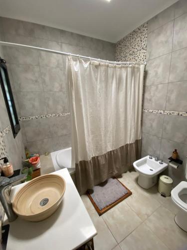 La salle de bains est pourvue d'un lavabo, de toilettes et d'une douche. dans l'établissement SUKHA, à Baradero