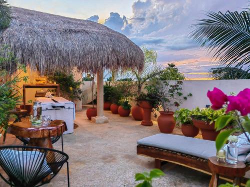 - une terrasse avec un bouquet de plantes et un parasol dans l'établissement Le Muuch Hotel Boutique, à Valladolid