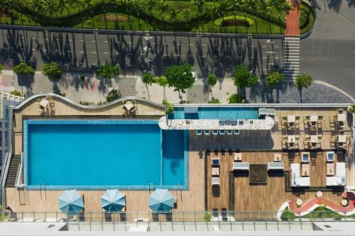 voco Ma Belle Danang, an IHG Hotel veya yakınında bir havuz manzarası