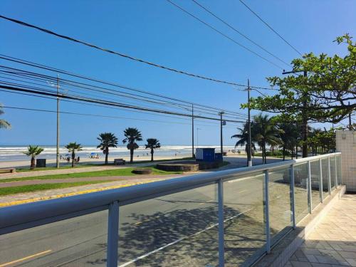 - une vue sur la plage depuis une rue avec une clôture dans l'établissement Apto aconchegante beira mar com ar no quarto, à Solemar