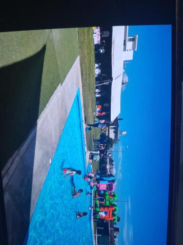 un grupo de personas nadando en una piscina en Casa para fin de semana, en Monterrey