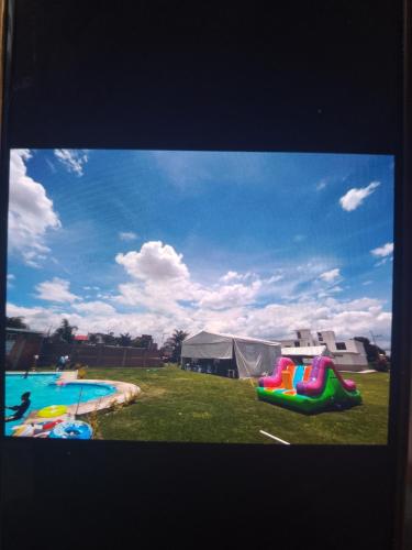un parque con piscina y parque infantil en Casa para fin de semana, en Monterrey