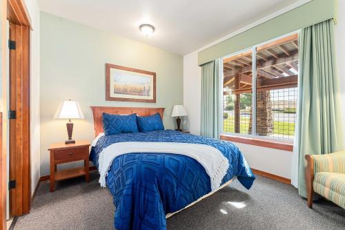 a bedroom with a bed and a window at Desert Canyon Golf Resort in Orondo