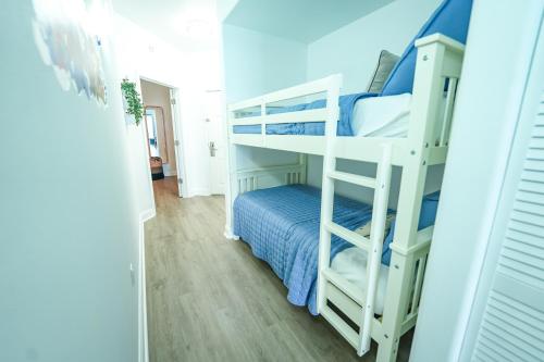 a bedroom with two bunk beds in a room at Apt Orlando 11th floor 5 minutes from Disney in Orlando