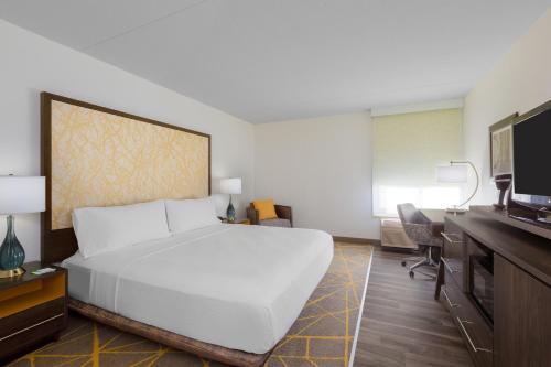 TV a/nebo společenská místnost v ubytování Holiday Inn La Mirada Buena Park by IHG